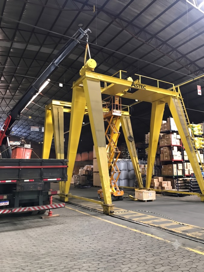 Pórtico industrial amarelo instalado e em operação em armazém